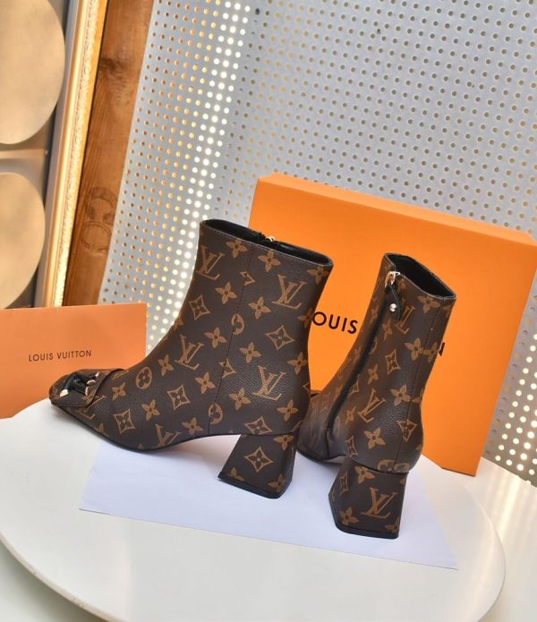 New Fashion LV Women Shoes 300
