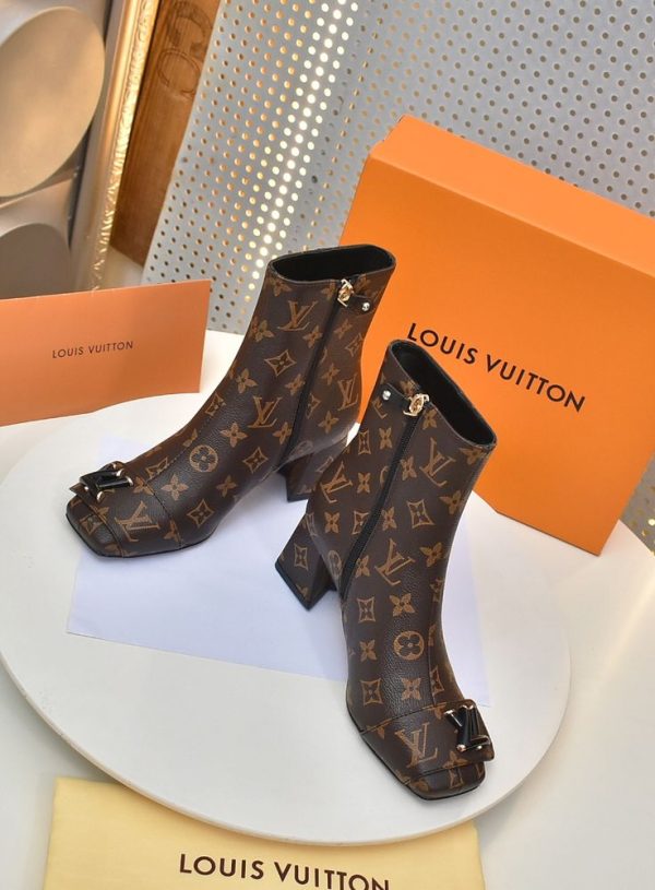 New Fashion LV Women Shoes 300