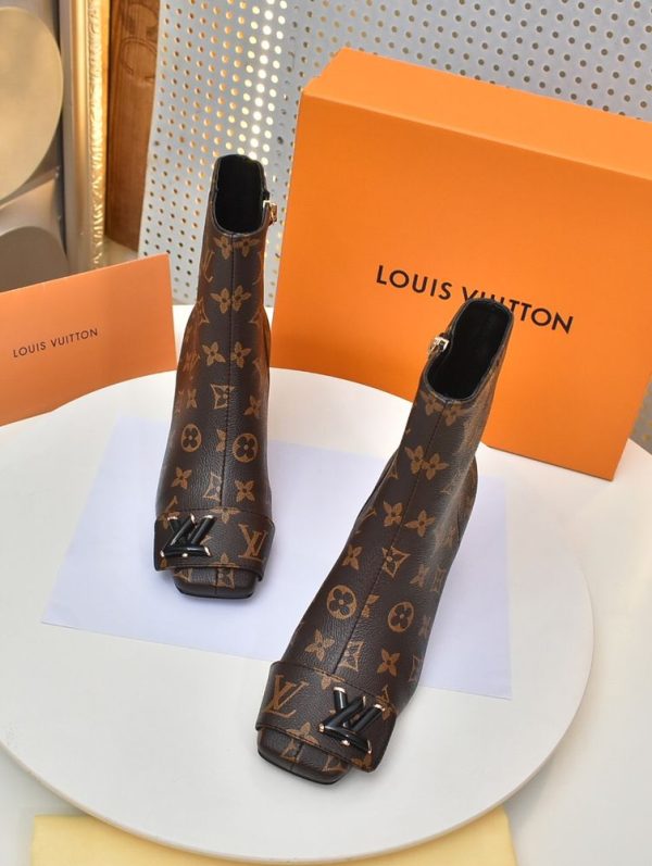 New Fashion LV Women Shoes 300