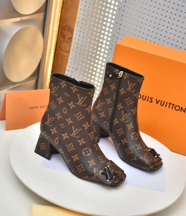 New Fashion LV Women Shoes 300