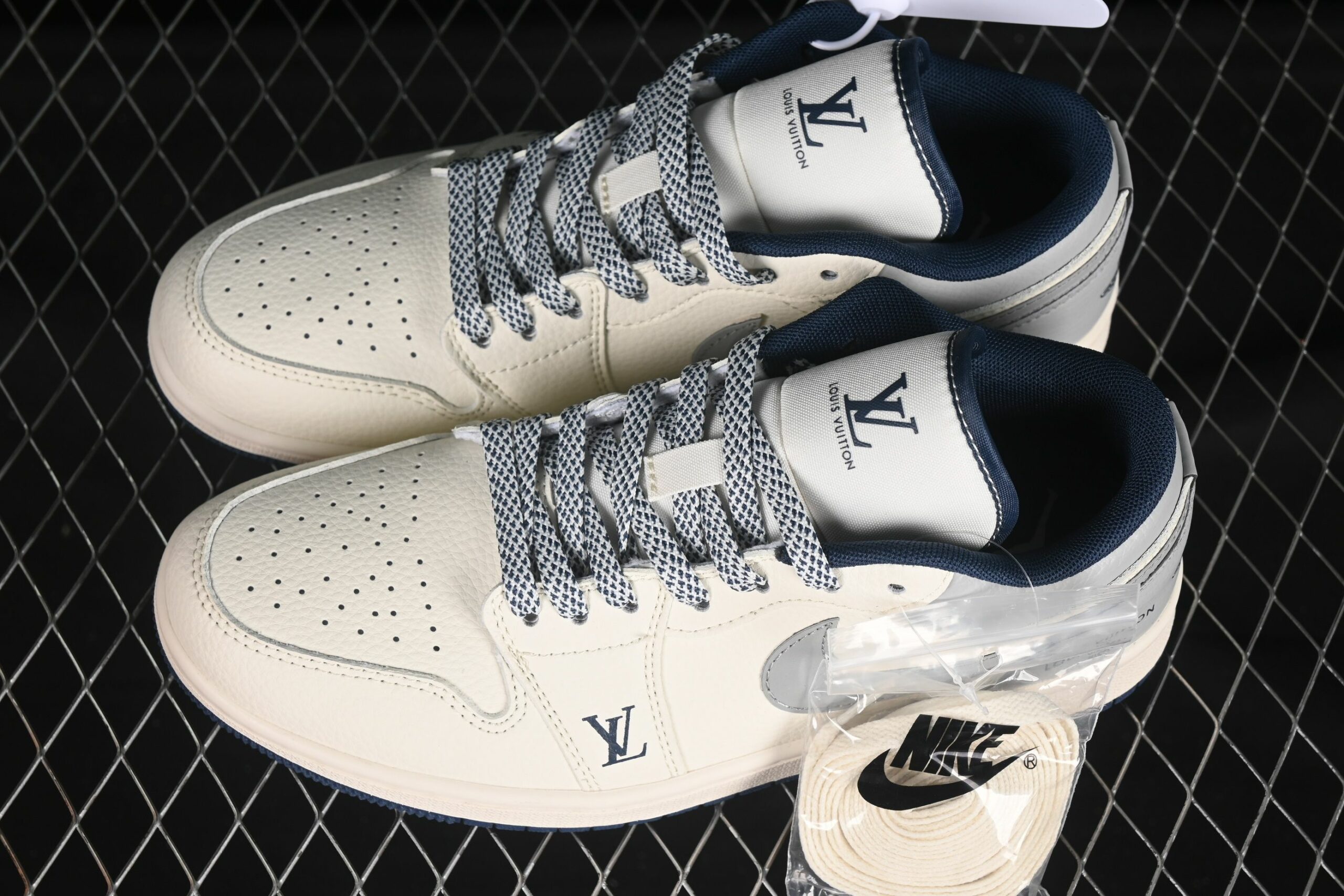 AJ 1 Low x LV XS6086-557 AJ 1 Low x LV XS6086-557