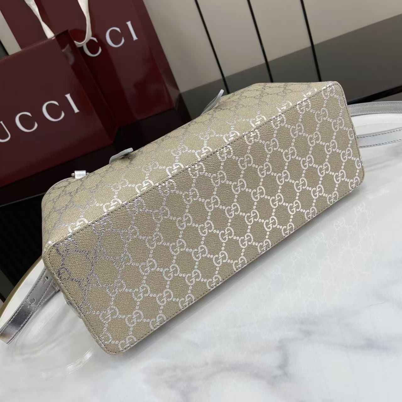 GG Emblem Medium Tote Bag 815214-2 GG Emblem Medium Tote Bag 815214-2