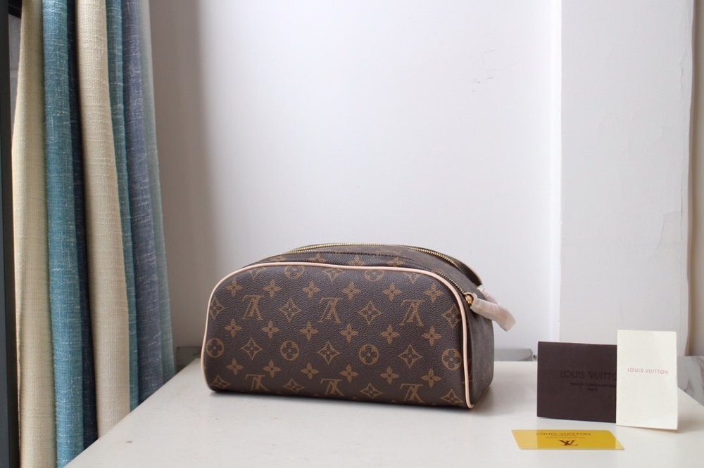 LV King Size Toiletry Monogram Canvas For Men, Travel Bags M47528 LV King Size Toiletry Monogram Canvas For Men, Travel Bags M47528