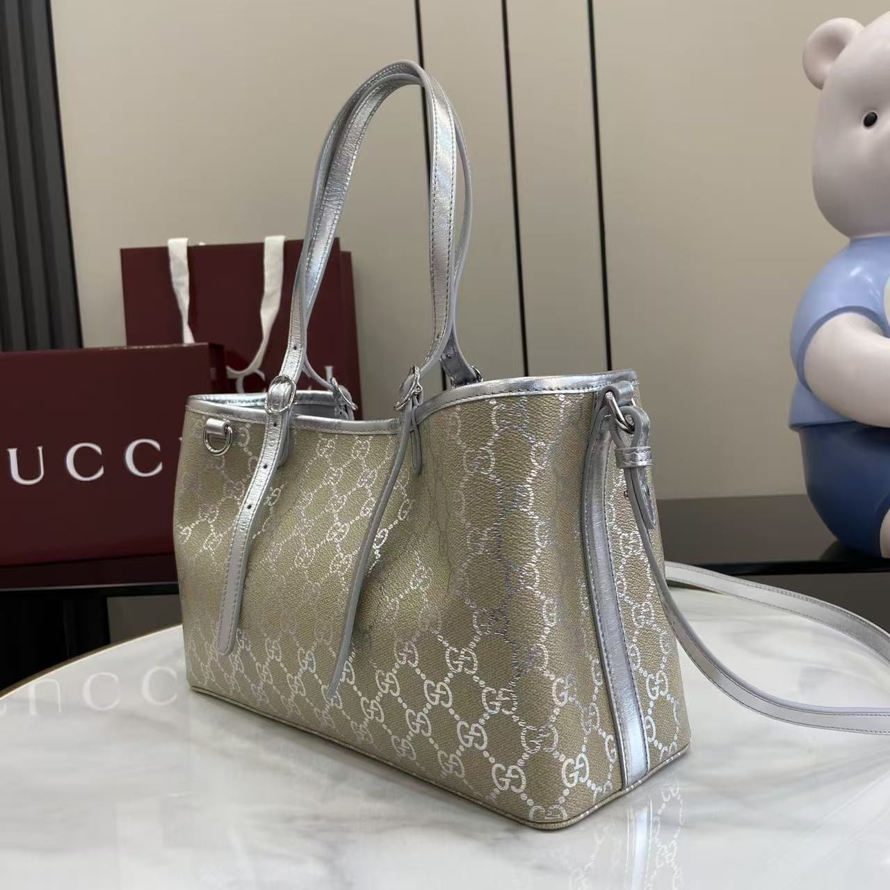 GG Emblem Medium Tote Bag 815214-2 GG Emblem Medium Tote Bag 815214-2