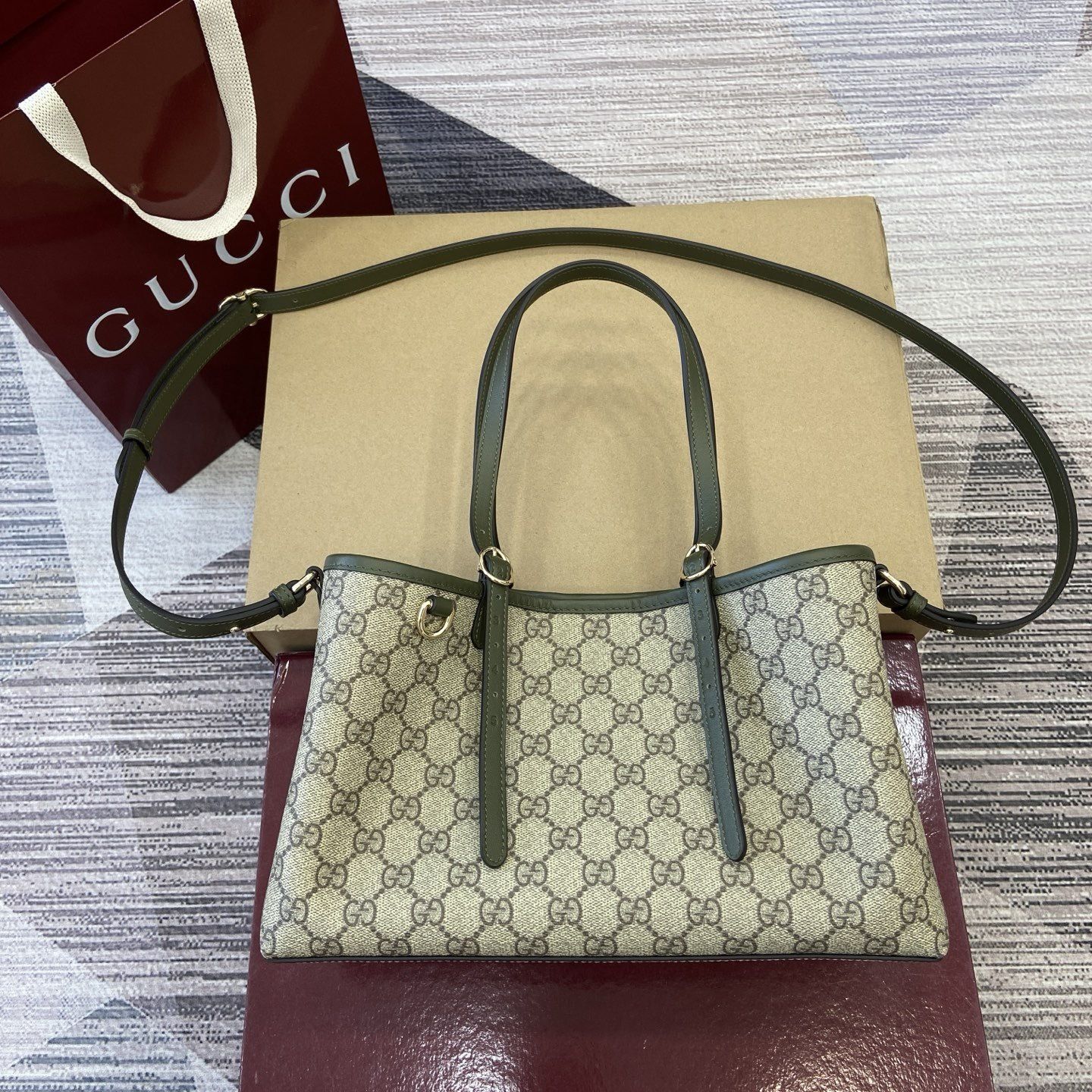 GG Emblem Medium Tote Bag 815214-3 GG Emblem Medium Tote Bag 815214-3