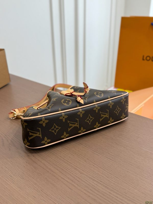 Daily Street Style LV Handbag LV2661316 QA