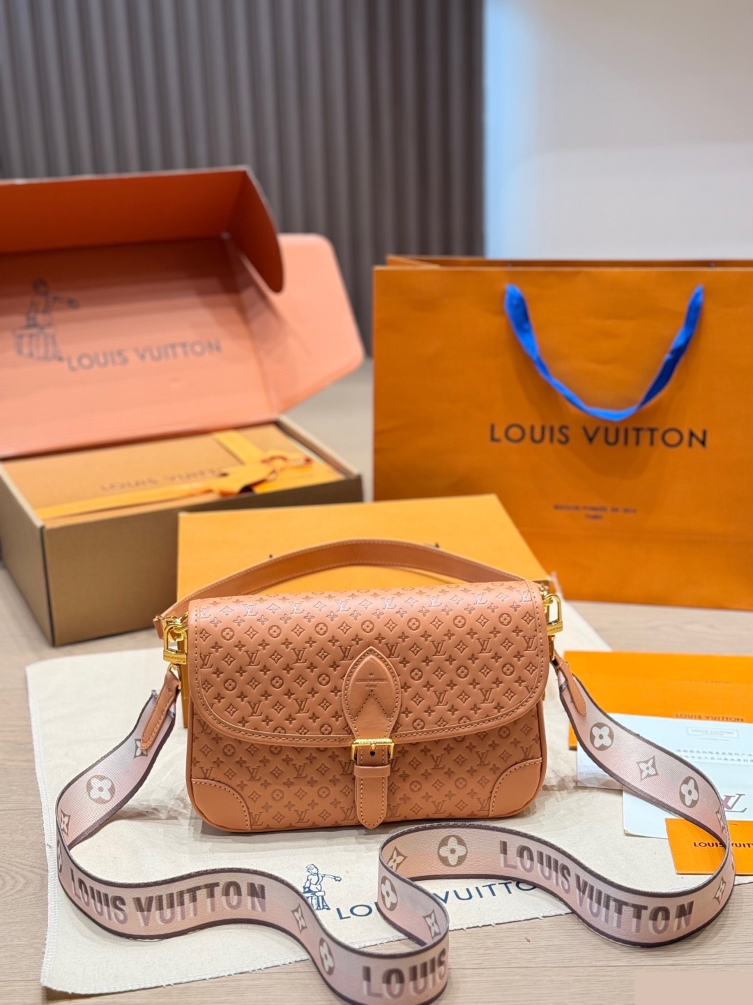LV Resort Diane Handbag C2301500 LV Resort Diane Handbag C2301500