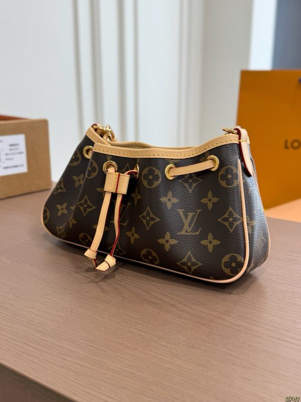 Daily Street Style LV Handbag LV2661316 QA