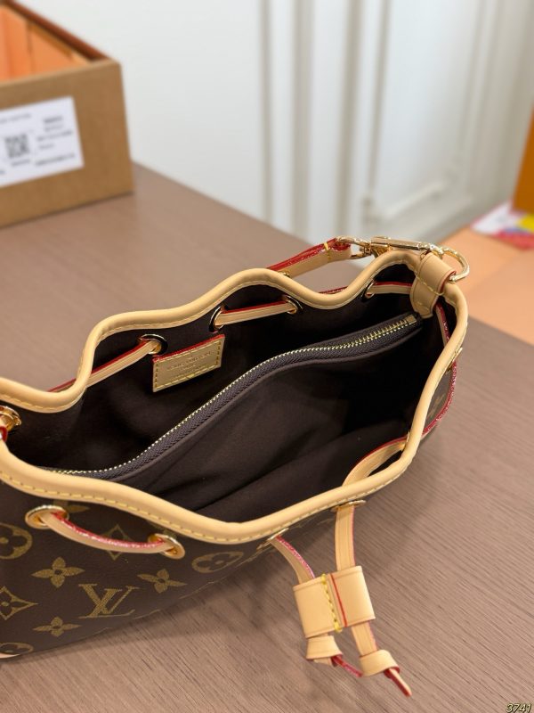 Daily Street Style LV Handbag LV2661316 QA