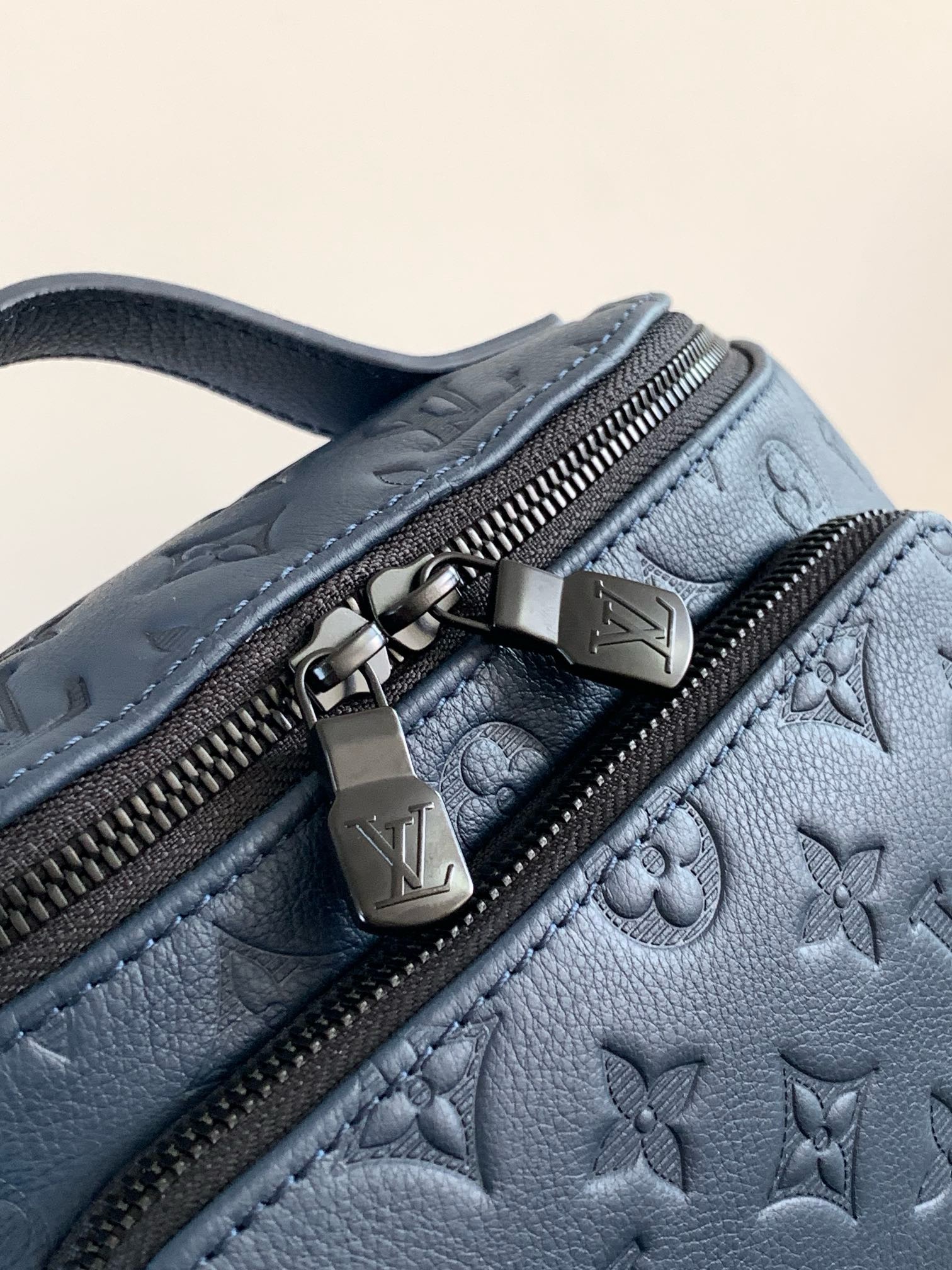 LV Rush Bumbag KK03950 LV Rush Bumbag KK03950
