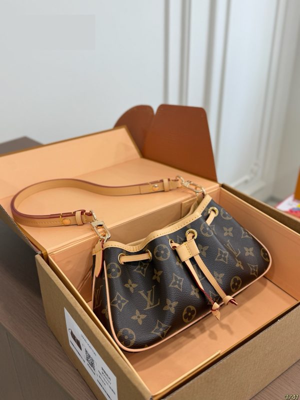 Daily Street Style LV Handbag LV2661316 QA