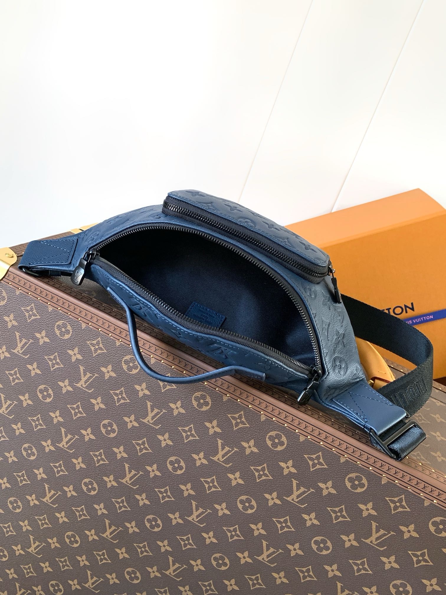 LV Rush Bumbag KK03950 LV Rush Bumbag KK03950