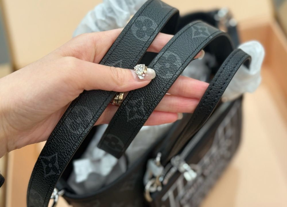 LV Neverfull Bandoulière Inside Out BB Monogram Eclipse LV267302 QA LV Neverfull Bandoulière Inside Out BB Monogram Eclipse LV267302 QA