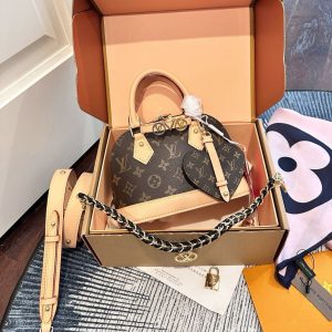 LV Alma Handbag C2301350