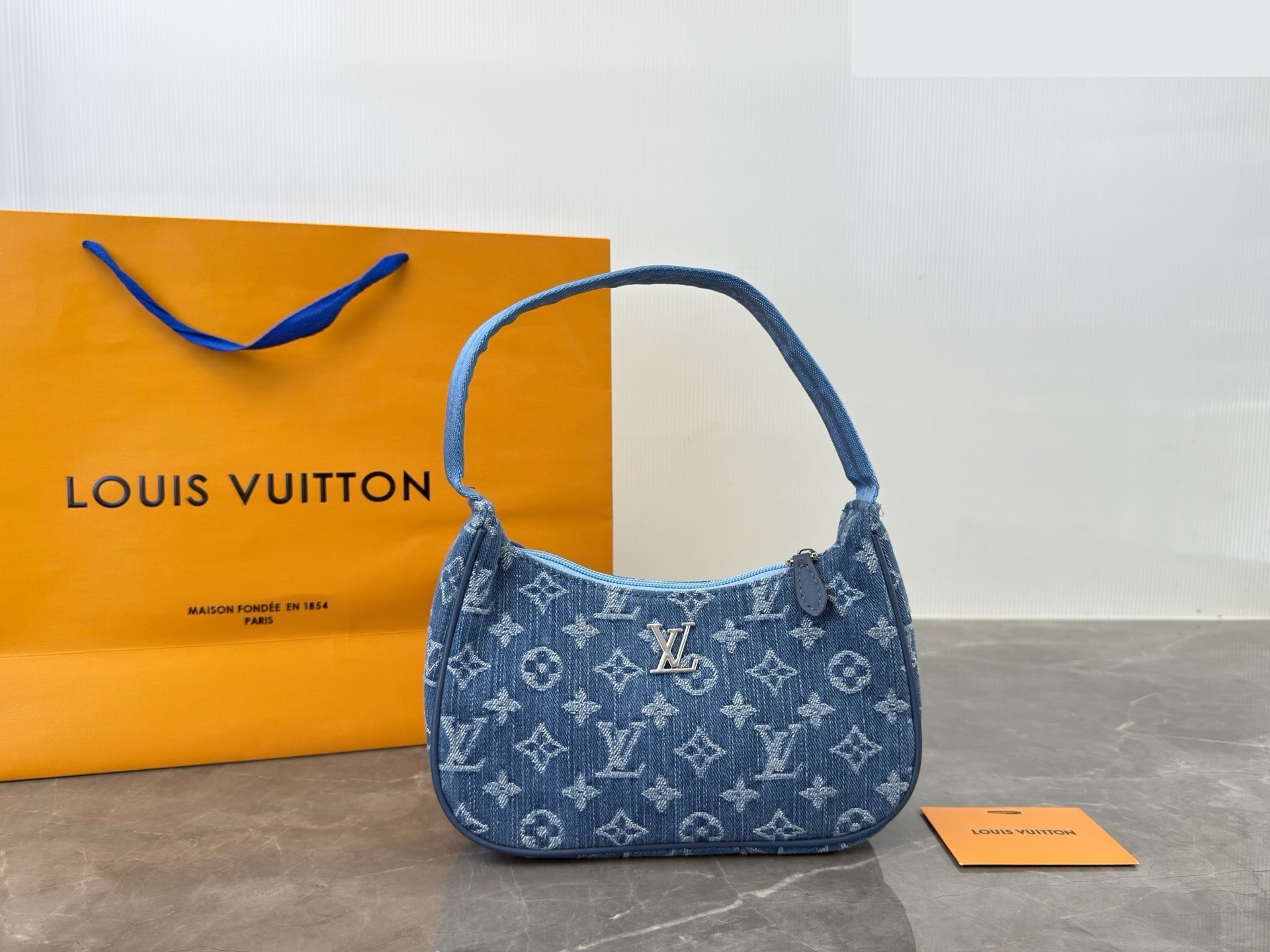 Daily Street Style LV Handbag DLV1 QA Daily Street Style LV Handbag DLV1 QA