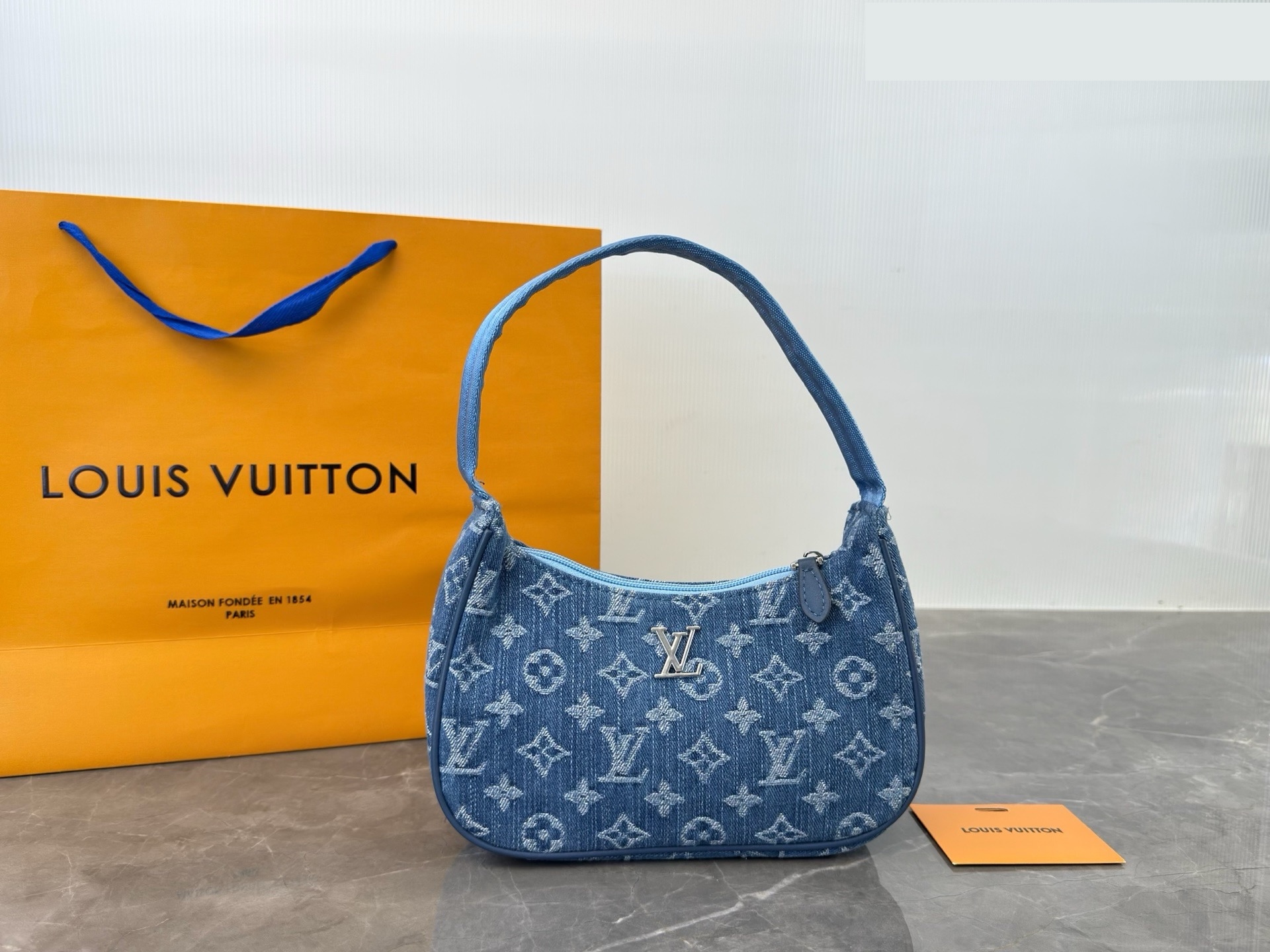 Daily Street Style LV Handbag DLV1 QA Daily Street Style LV Handbag DLV1 QA