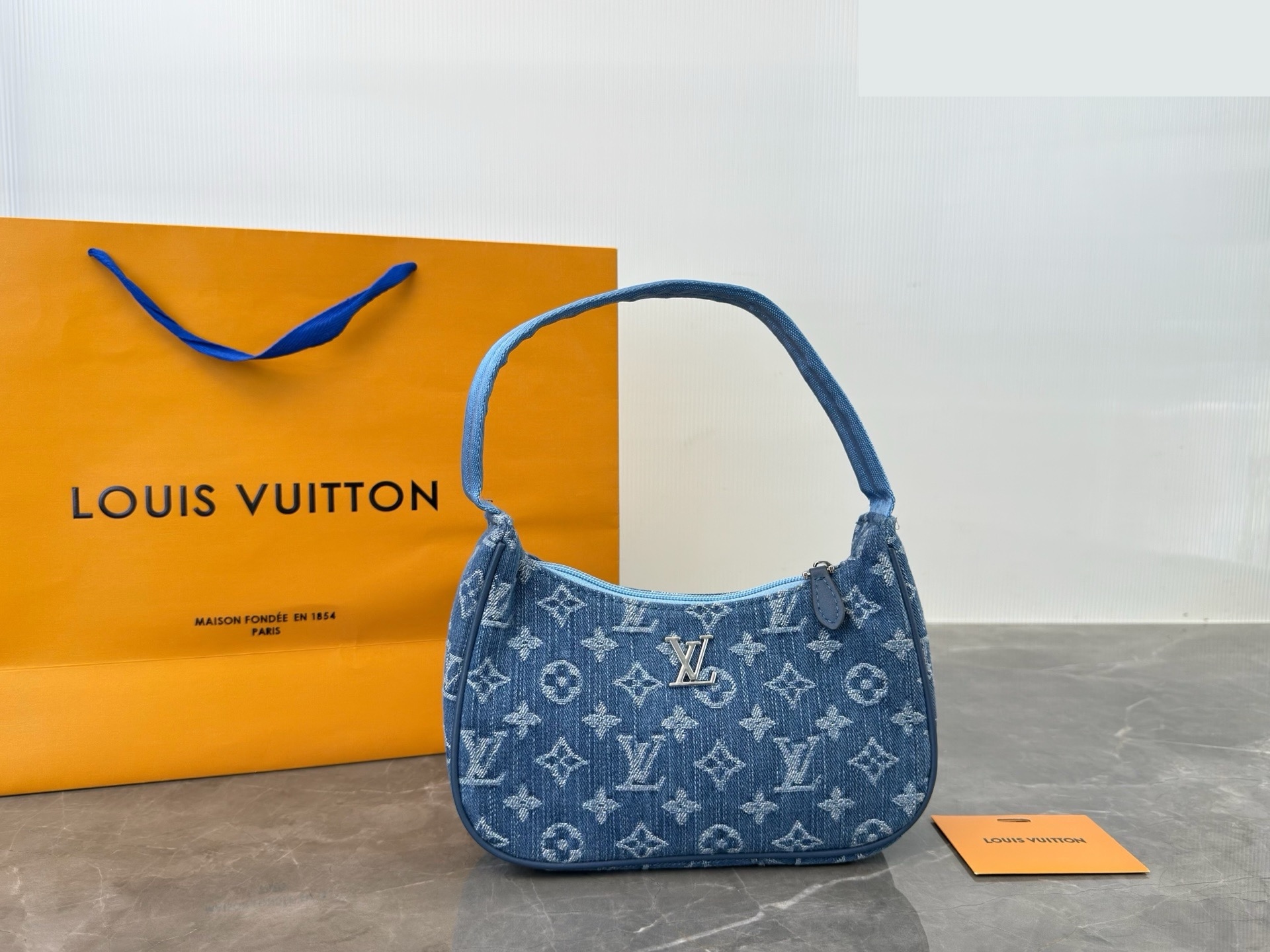 Daily Street Style LV Handbag DLV1 QA Daily Street Style LV Handbag DLV1 QA