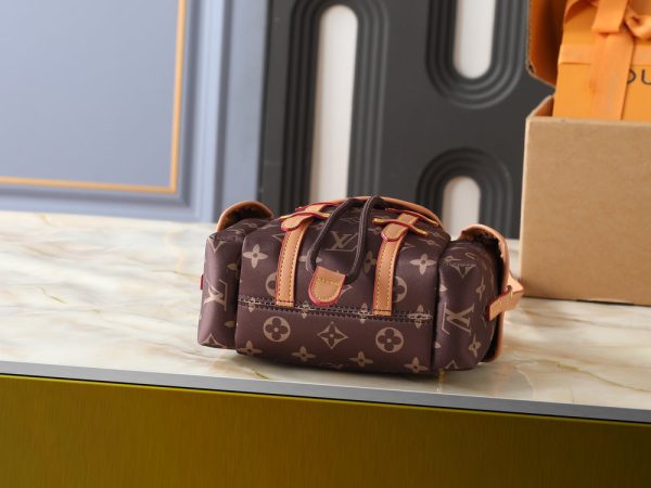 LV Nano Christopher East West Silk Tech M2A458 BC LV Nano Christopher East West Silk Tech M2A458 BC