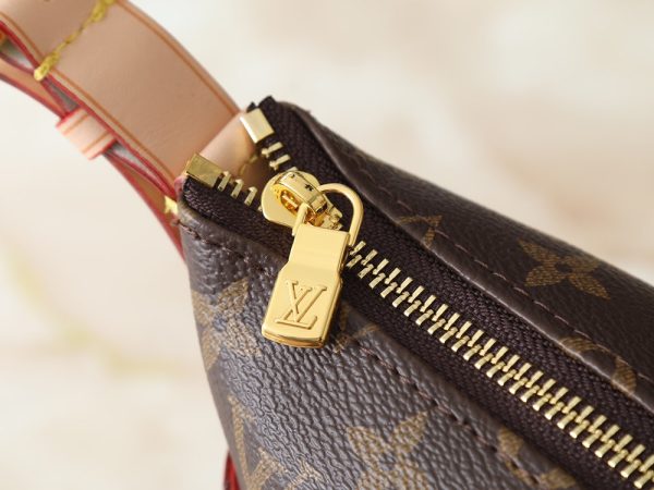LV Cruiser Toiletry Bag M27945-M15350 BC