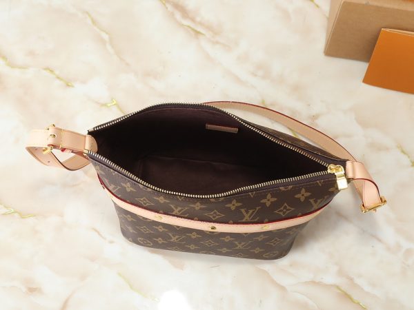 LV Cruiser Toiletry Bag M27945-M15350 BC