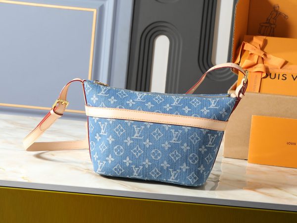 LV Cruiser Toiletry Bag M27945-M15350 BC