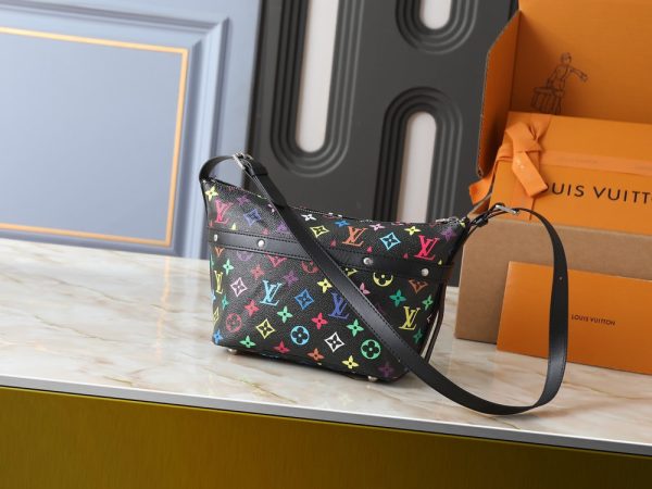 LV Cruiser Toiletry Bag M27945-M15350 BC