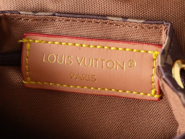 LV Nano Christopher East West Silk Tech M2A458 BC LV Nano Christopher East West Silk Tech M2A458 BC