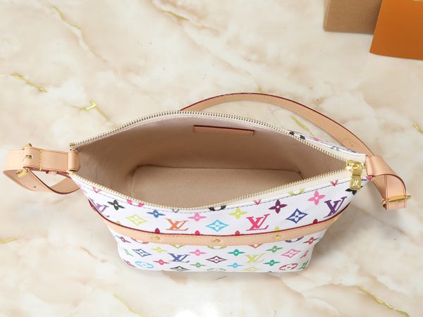 LV Cruiser Toiletry Bag M27945-M15350 BC