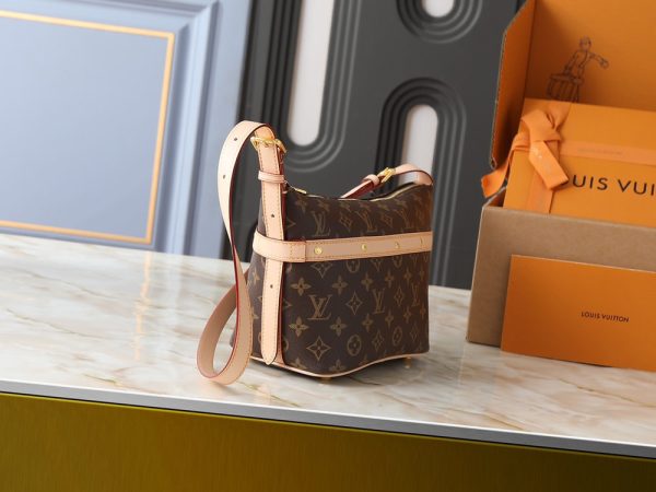 LV Cruiser Toiletry Bag M27945-M15350 BC