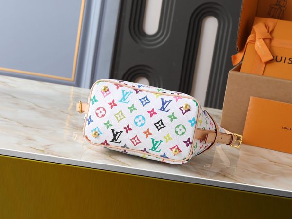 LV Cruiser Toiletry Bag M27945-M15350 BC