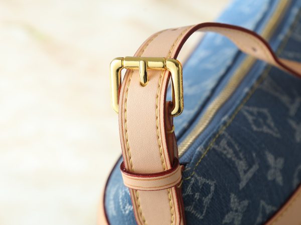 LV Cruiser Toiletry Bag M27945-M15350 BC