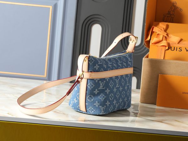 LV Cruiser Toiletry Bag M27945-M15350 BC