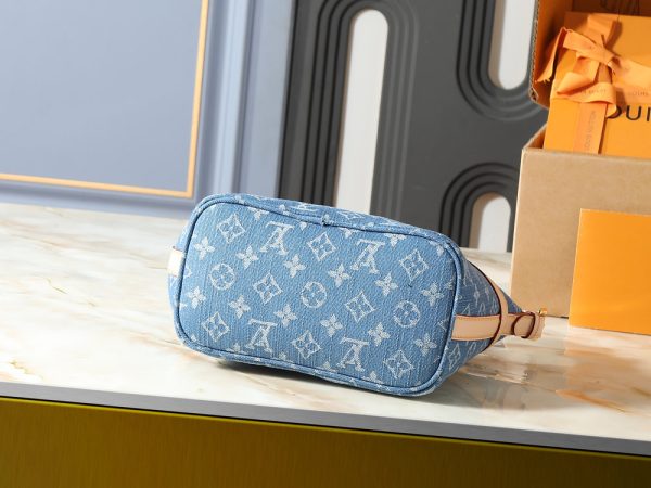 LV Cruiser Toiletry Bag M27945-M15350 BC