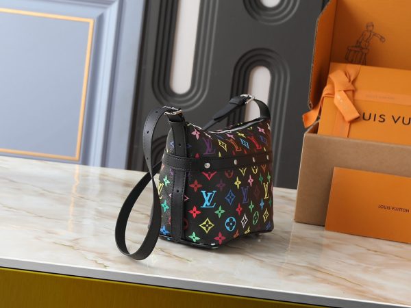 LV Cruiser Toiletry Bag M27945-M15350 BC