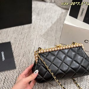 CN Pearl Clutch With Chain Metallic Black C2301250