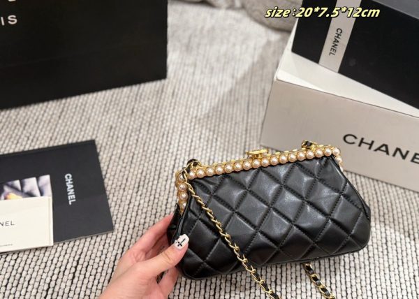 CN Pearl Clutch With Chain Metallic Black C2301250