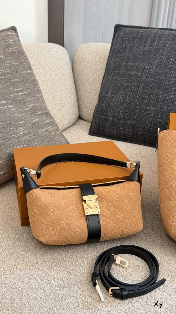 LV Back To School Pochette Mia LV26972 QA