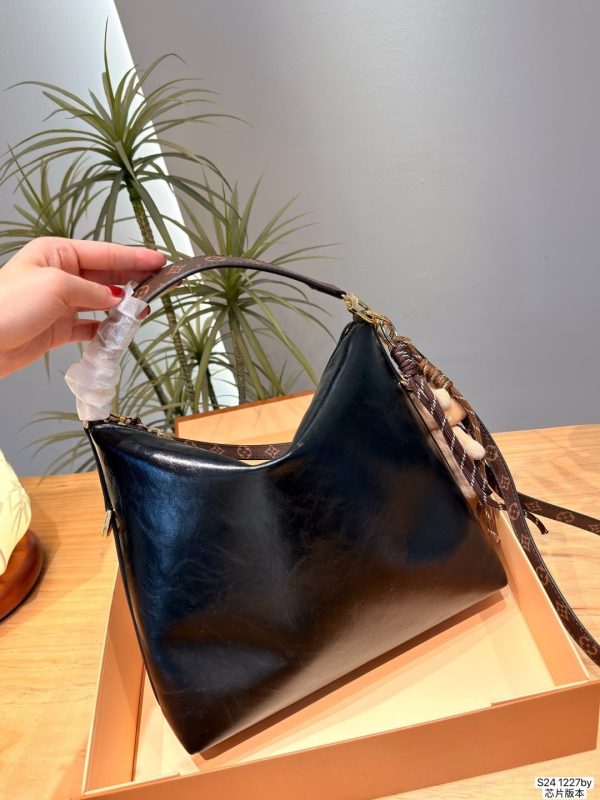 LV Chain Hobo Shoulder Bag C2301550