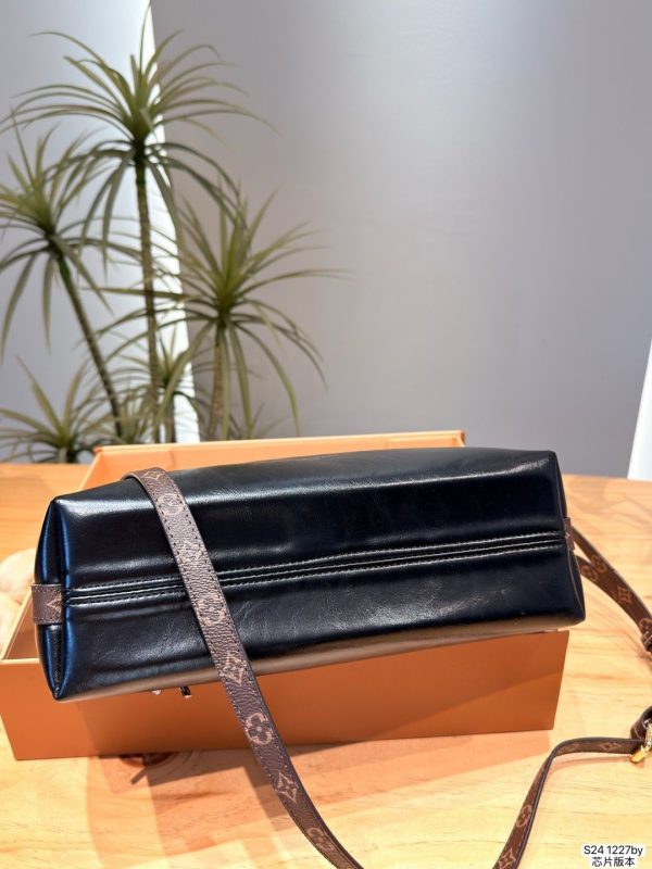 LV Chain Hobo Shoulder Bag C2301550