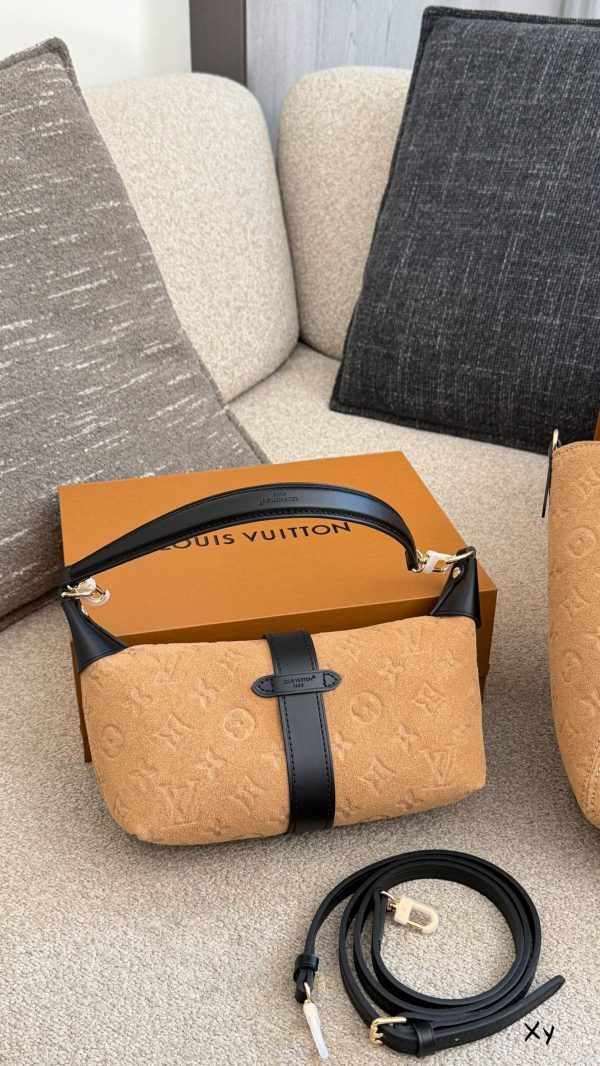 LV Back To School Pochette Mia LV26972 QA