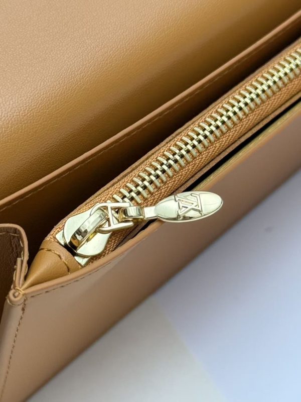 LV Capucines Vertical Wallet KK01650