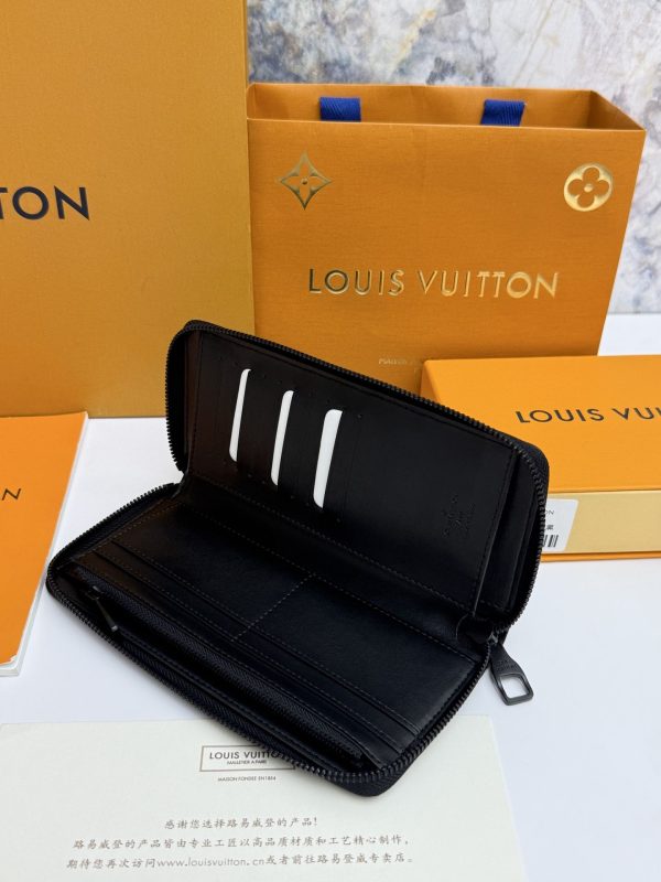 LV Black Embossed Monogram Leather Zippy Wallet KK01650
