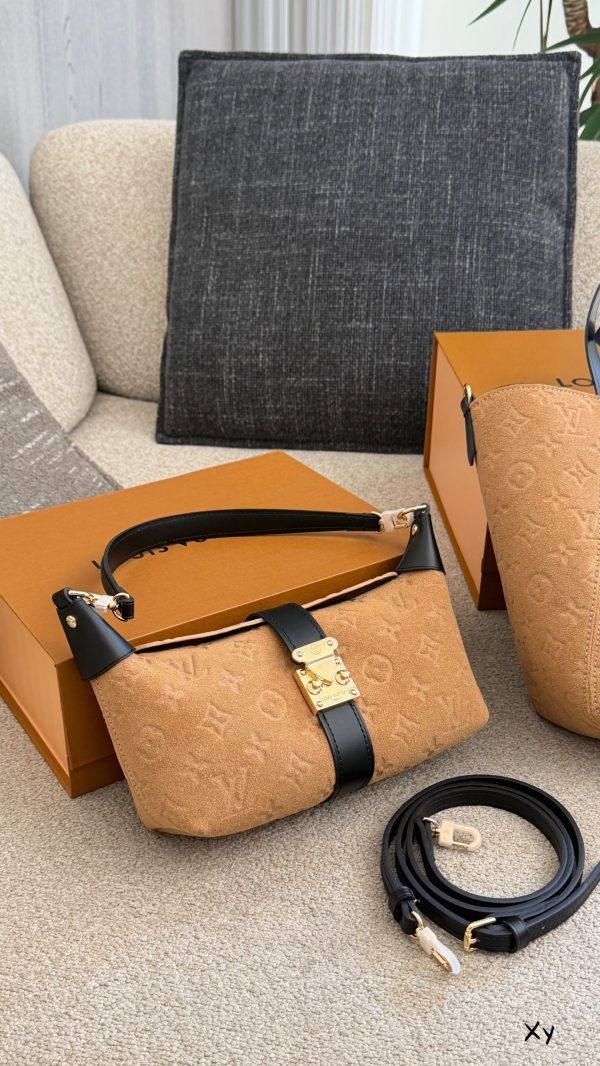 LV Back To School Pochette Mia LV26972 QA