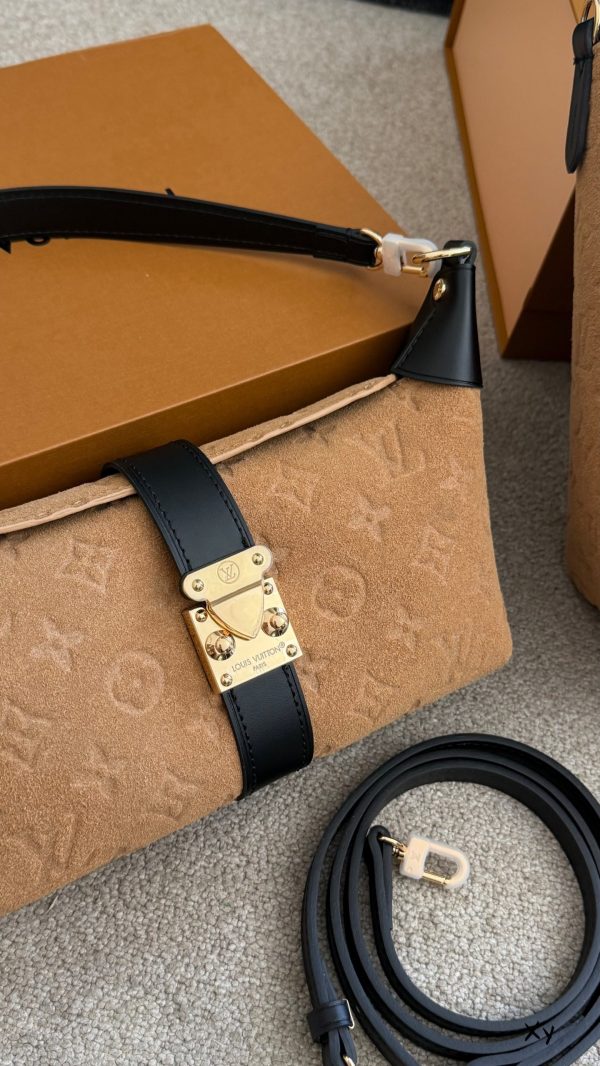 LV Back To School Pochette Mia LV26972 QA