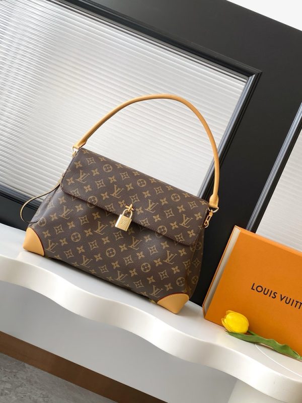 LV Hide Away MM Monogram Canvas KK04250