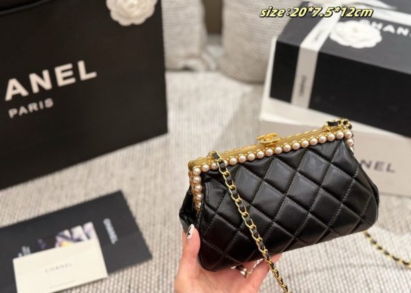 CN Pearl Clutch With Chain Metallic Black C2301250
