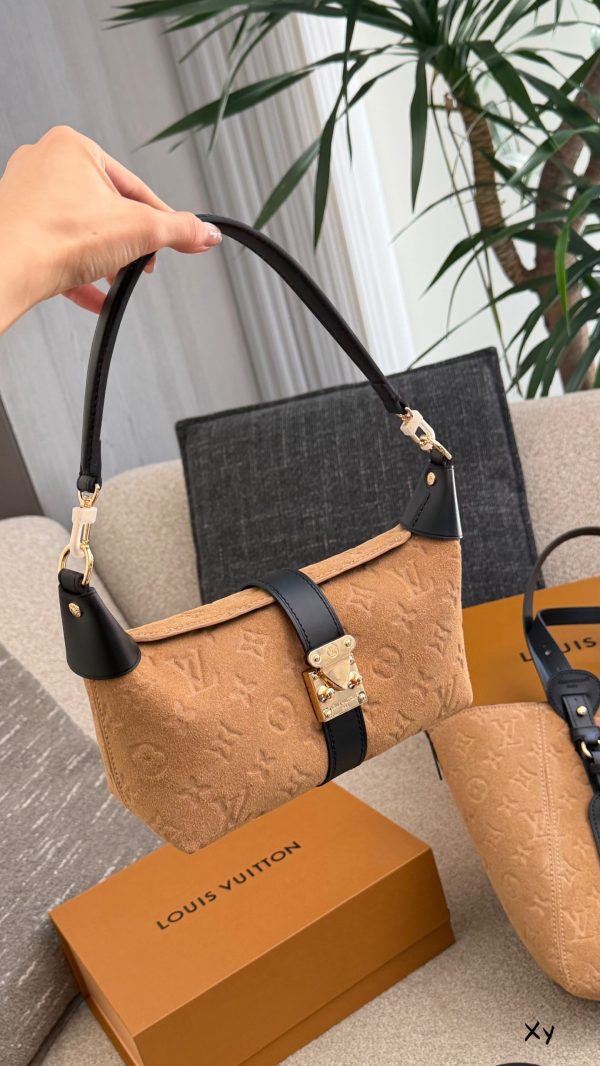 LV Back To School Pochette Mia LV26972 QA