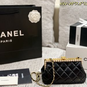 CN Pearl Clutch With Chain Metallic Black C2301250