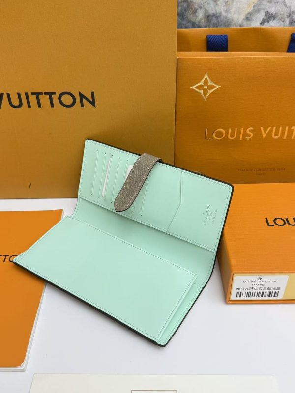 LV Capucines Vertical Wallet KK01650