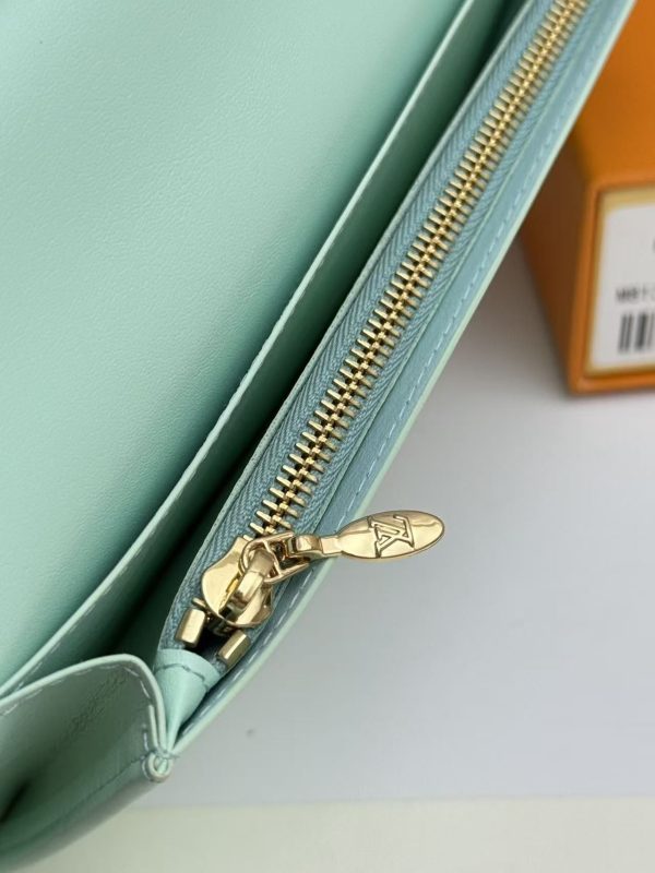 LV Capucines Vertical Wallet KK01650